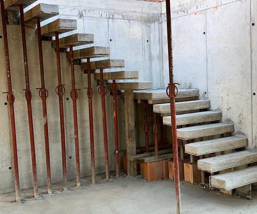 Pose d’escaliers en béton suspendus à Colmar en Alsace Ensisheim